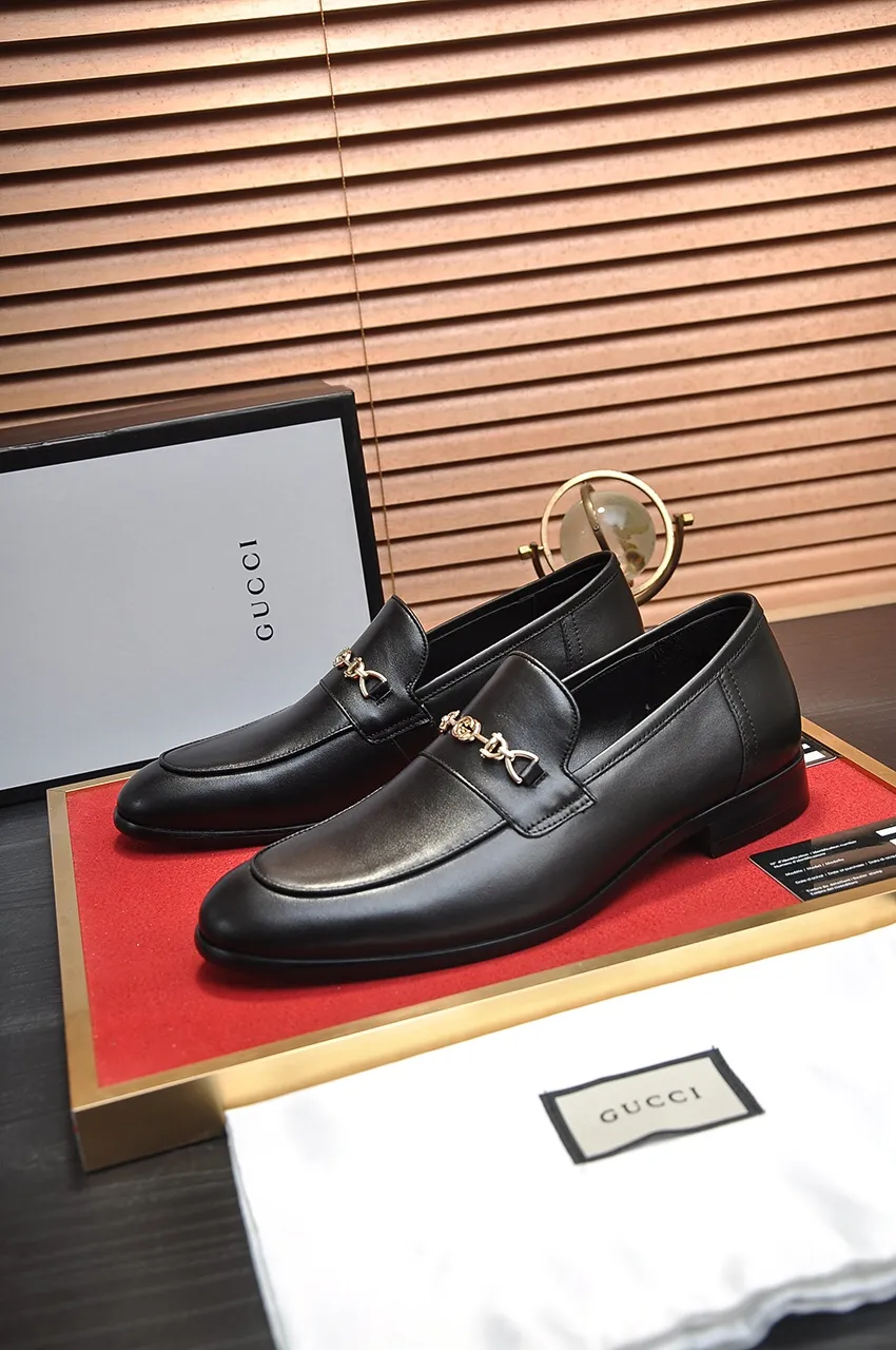 Men's shoes💰500💶Italy's top luxury men's shoe giant (GUCCI) (Gucci) (full cowhide lining) new arrival🍃Original European style🔰 Pleasant to the eye😍In order to make the shoes more durable and non-deformable🌀The production continues to follow traditional methods but there is still no lack of innovation💪Choose original sheepskin for the leather♻️ Smooth and natural And extra bright ⭐Made of imported cowhide, the first choice of rich people 38-45 (45 customized)